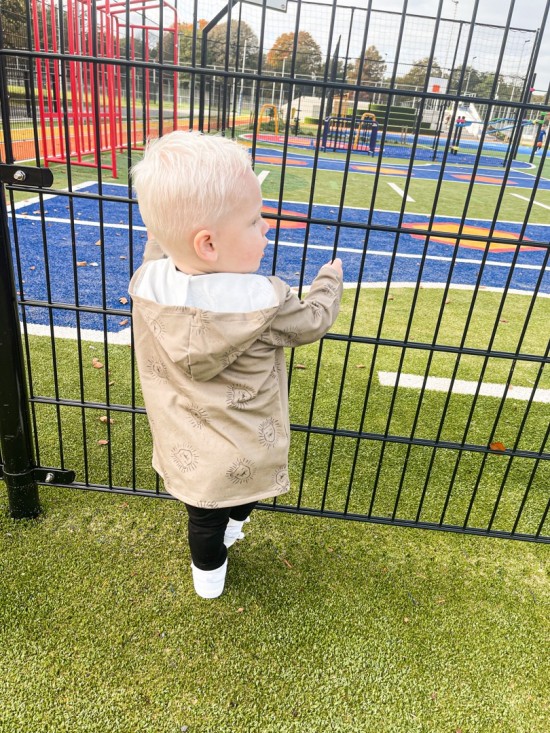 Babykleding - Lenn lion hoodie bombervest bruinbeige logo  Deze stoere collectie is gemaakt van heerlijke rekbare stoffen zodat jouw kleintje heerlijk kan liggen zitten en spelen in onze outfit.  - Wij raden het aan om te wassen op 30 graden.  - Deze heer