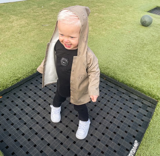 Babykleding - Lenn lion hoodie bombervest bruinbeige logo  Deze stoere collectie is gemaakt van heerlijke rekbare stoffen zodat jouw kleintje heerlijk kan liggen zitten en spelen in onze outfit.  - Wij raden het aan om te wassen op 30 graden.  - Deze heer