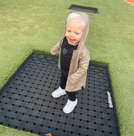 Babykleding - Lenn lion hoodie bombervest bruinbeige logo  Deze stoere collectie is gemaakt van heerlijke rekbare stoffen zodat jouw kleintje heerlijk kan liggen zitten en spelen in onze outfit.  - Wij raden het aan om te wassen op 30 graden.  - Deze heer