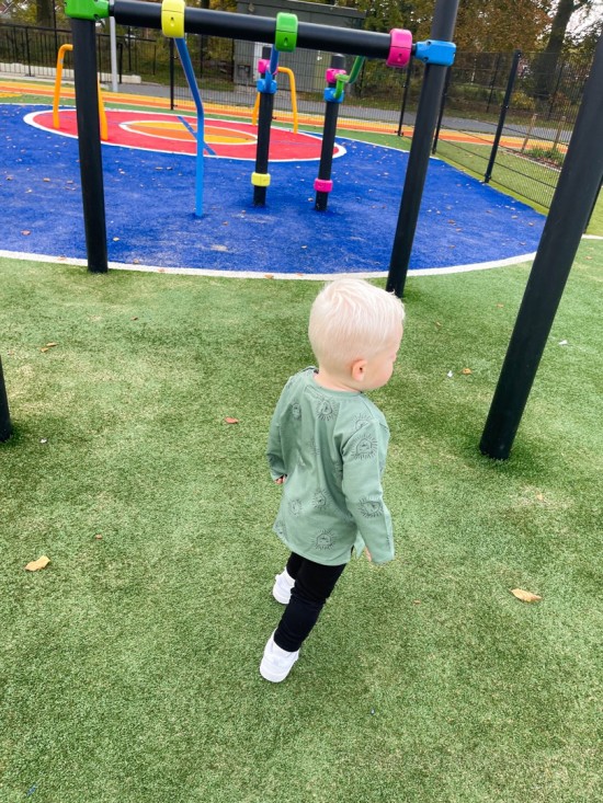 Babykleding - Lenn lion shirt groen logo  Deze stoere collectie is gemaakt van heerlijke rekbare stoffen zodat jouw kleintje heerlijk kan liggen zitten en spelen in onze outfit.  - Wij raden het aan om te wassen op 30 graden.  - Deze heerlijke stof rekt e