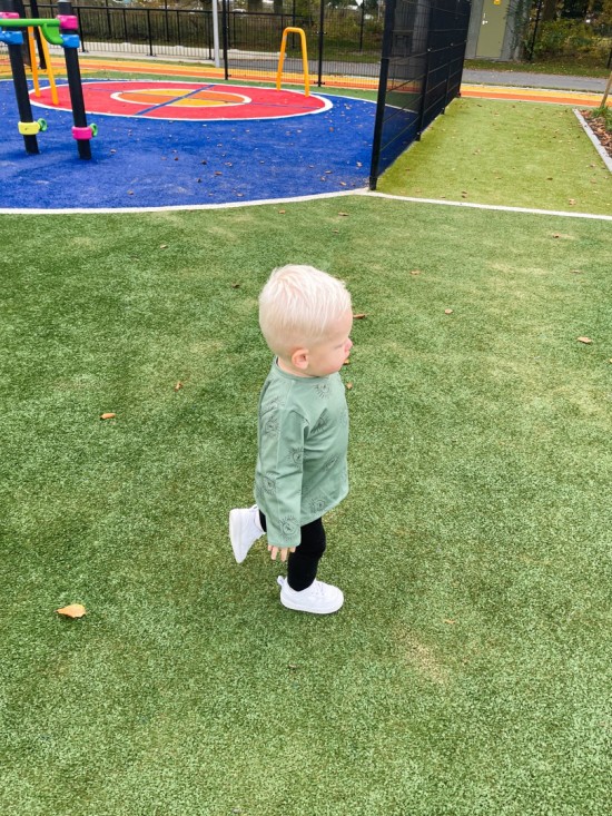 Babykleding - Lenn lion shirt groen logo  Deze stoere collectie is gemaakt van heerlijke rekbare stoffen zodat jouw kleintje heerlijk kan liggen zitten en spelen in onze outfit.  - Wij raden het aan om te wassen op 30 graden.  - Deze heerlijke stof rekt e