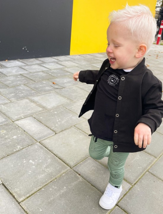Babykleding - Lenn lion broek groen logo  Deze stoere collectie is gemaakt van heerlijke rekbare stoffen zodat jouw kleintje heerlijk kan liggen zitten en spelen in onze outfit.