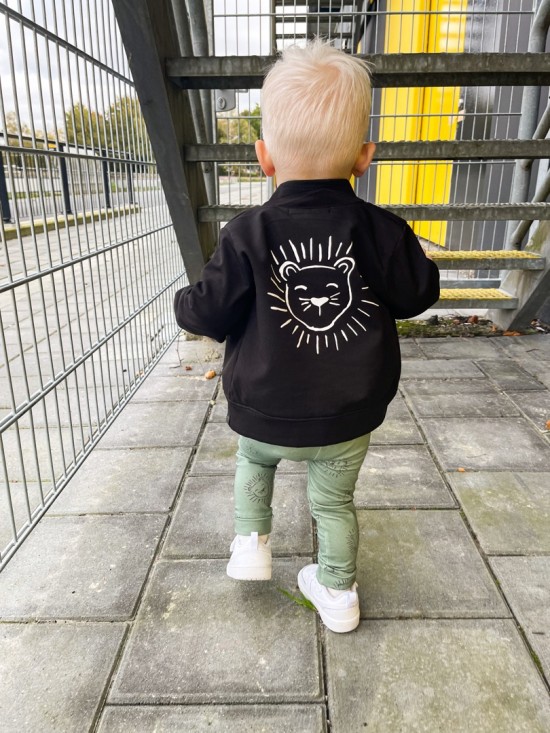 Babykleding - Lenn lion groen logo  Deze stoere collectie is gemaakt van heerlijke rekbare stoffen zodat jouw kleintje heerlijk kan liggen zitten en spelen in onze outfit.
