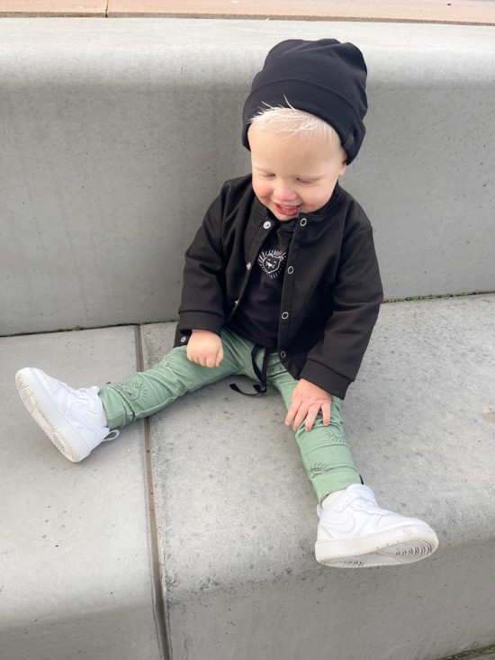 Babykleding - Lenn lion groen logo  Deze stoere collectie is gemaakt van heerlijke rekbare stoffen zodat jouw kleintje heerlijk kan liggen zitten en spelen in onze outfit.