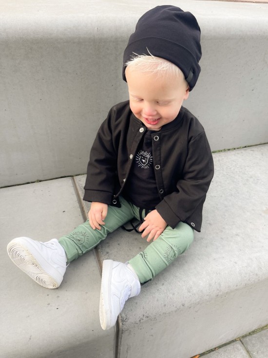 Babykleding - Lenn lion groen logo  Deze stoere collectie is gemaakt van heerlijke rekbare stoffen zodat jouw kleintje heerlijk kan liggen zitten en spelen in onze outfit.