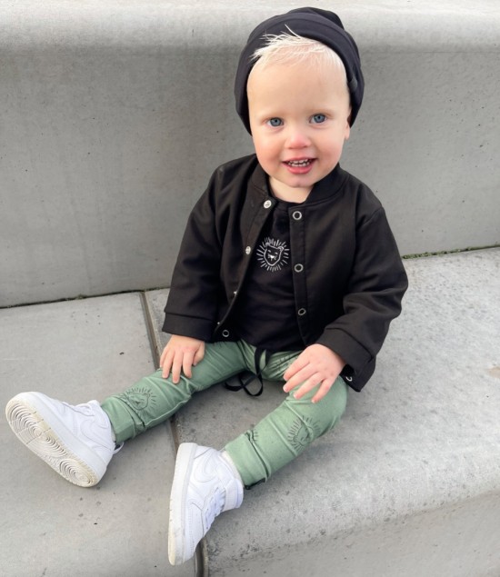 Babykleding - Lenn lion broek groen logo  Deze stoere collectie is gemaakt van heerlijke rekbare stoffen zodat jouw kleintje heerlijk kan liggen zitten en spelen in onze outfit.