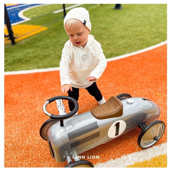 Babykleding - Lenn lion  muts white basic  Deze stoere collectie is gemaakt van heerlijke rekbare stoffen zodat jouw kleintje heerlijk kan liggen zitten en spelen in onze outfit.  - Wij raden het aan om te wassen op 30 graden.  - Deze heerlijke stof rekt