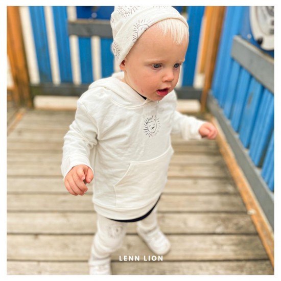 Babykleding - Lenn lion broek white logo  Deze stoere collectie is gemaakt van heerlijke rekbare stoffen zodat jouw kleintje heerlijk kan liggen zitten en spelen in onze outfit.  - Wij raden het aan om te wassen op 30 graden.  - Deze heerlijke stof rekt e