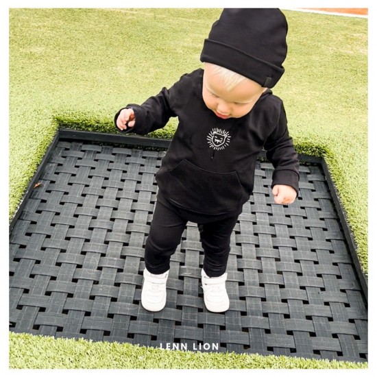 Babykleding - Lenn lion muts black basic  Deze stoere collectie is gemaakt van heerlijke rekbare stoffen zodat jouw kleintje heerlijk kan liggen zitten en spelen in onze outfit.  - Wij raden het aan om te wassen op 30 graden.  - Deze heerlijke stof rekt e