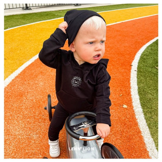 Babykleding - Lenn lion muts black basic  Deze stoere collectie is gemaakt van heerlijke rekbare stoffen zodat jouw kleintje heerlijk kan liggen zitten en spelen in onze outfit.  - Wij raden het aan om te wassen op 30 graden.  - Deze heerlijke stof rekt e