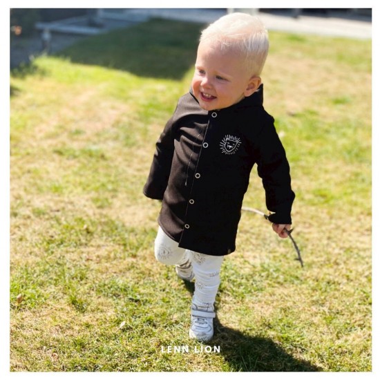 Babykleding - Lenn lion broek white logo  Deze stoere collectie is gemaakt van heerlijke rekbare stoffen zodat jouw kleintje heerlijk kan liggen zitten en spelen in onze outfit.  - Wij raden het aan om te wassen op 30 graden.  - Deze heerlijke stof rekt e