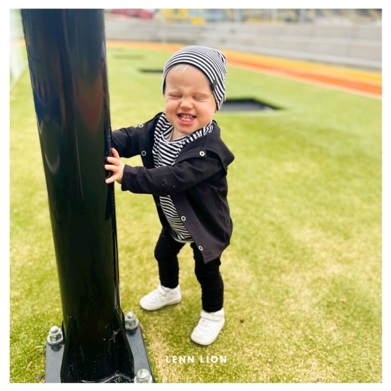 Babykleding - Lenn lion muts streep blackwhite  Deze stoere collectie is gemaakt van heerlijke rekbare stoffen zodat jouw kleintje heerlijk kan liggen zitten en spelen in onze outfit.  - Wij raden het aan om te wassen op 30 graden.  - Deze heerlijke stof