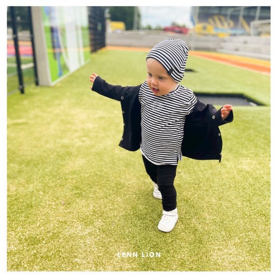 Babykleding - Lenn lion muts streep blackwhite  Deze stoere collectie is gemaakt van heerlijke rekbare stoffen zodat jouw kleintje heerlijk kan liggen zitten en spelen in onze outfit.  - Wij raden het aan om te wassen op 30 graden.  - Deze heerlijke stof